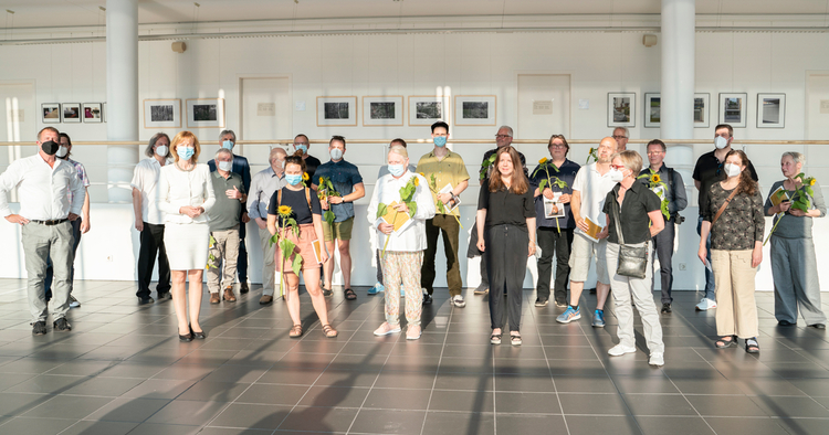 Die Fotograf*innen (mit Blume) und Redner*innen bei der Ausstellungseröffnung am 17. Juni 2021 im Wissenschaftspark Gelsenkirchen.