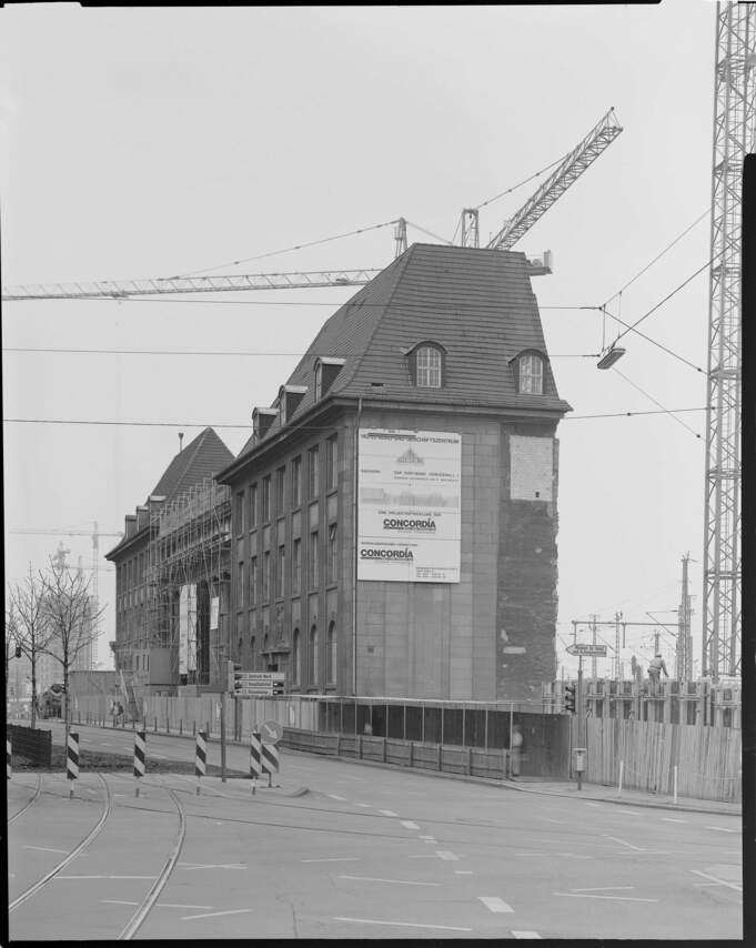 Die Fassade der alten Post, Der Rest wurde für den Neubau de NH-Hotels abgerissen