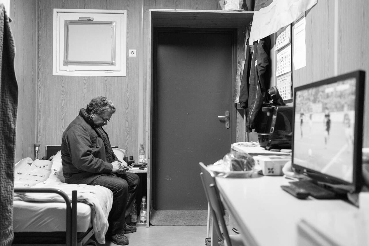 Joao Luis Cardoso Pinoia sitzt auf seiner Bettkante. Er teilt sich den Wohncontainer mit seinem Vorarbeiter. -  Dinslaken. Deutschland. März 2016