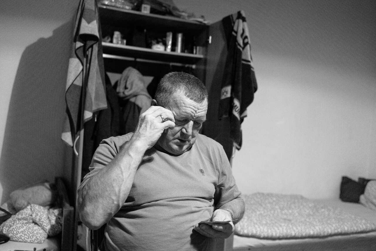 Erns Moravitz in dem Schlaf- und Wohnzimmer, dass er sich mit zwei weitern Arbeitern teilt. Er telefoniert mit seiner Frau, die in Polen in einem Krankenhaus als Krankenschwester arbeitet. -  Wesel. Deutschland. Oktober 2016