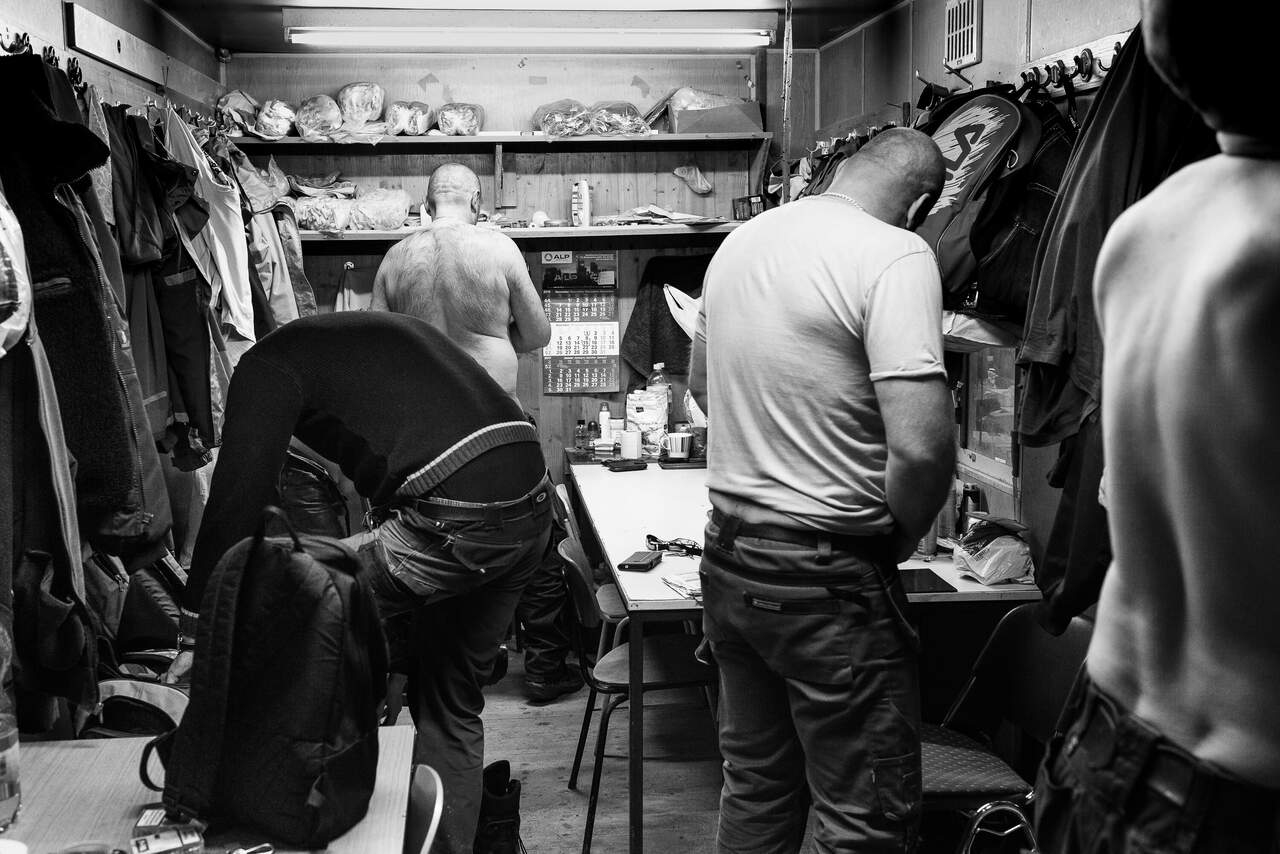 Im Pausenraum der Arbeiterkolonne um Andrezej Thomanek wechseln die Arbeiter ihre Kleidung. -  Dinslaken. Deutschland. November 2016