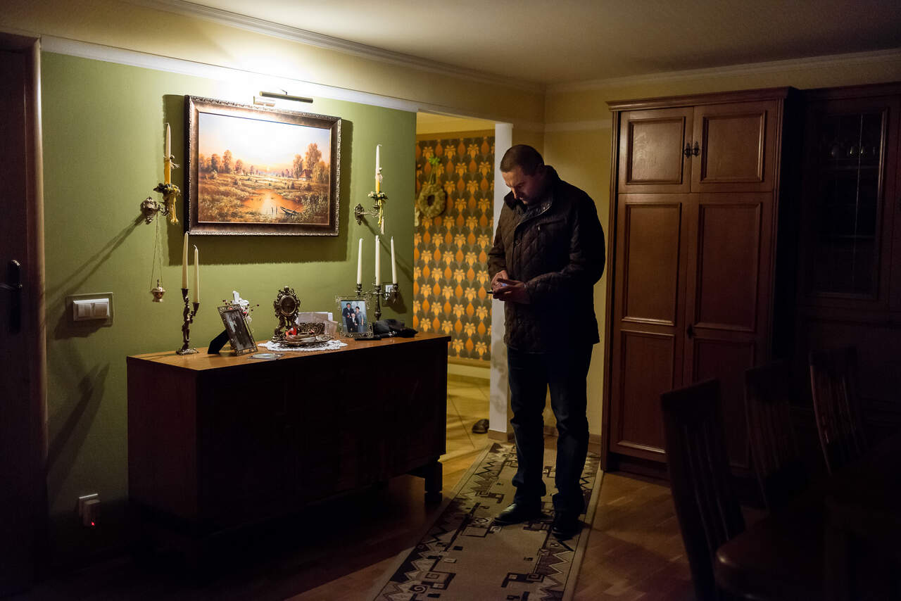 Vorarbeiter Andrezej Thomanek im Esszimmer seines Hauses in Polen. -  Stradunia. Polen. Dezember 2016