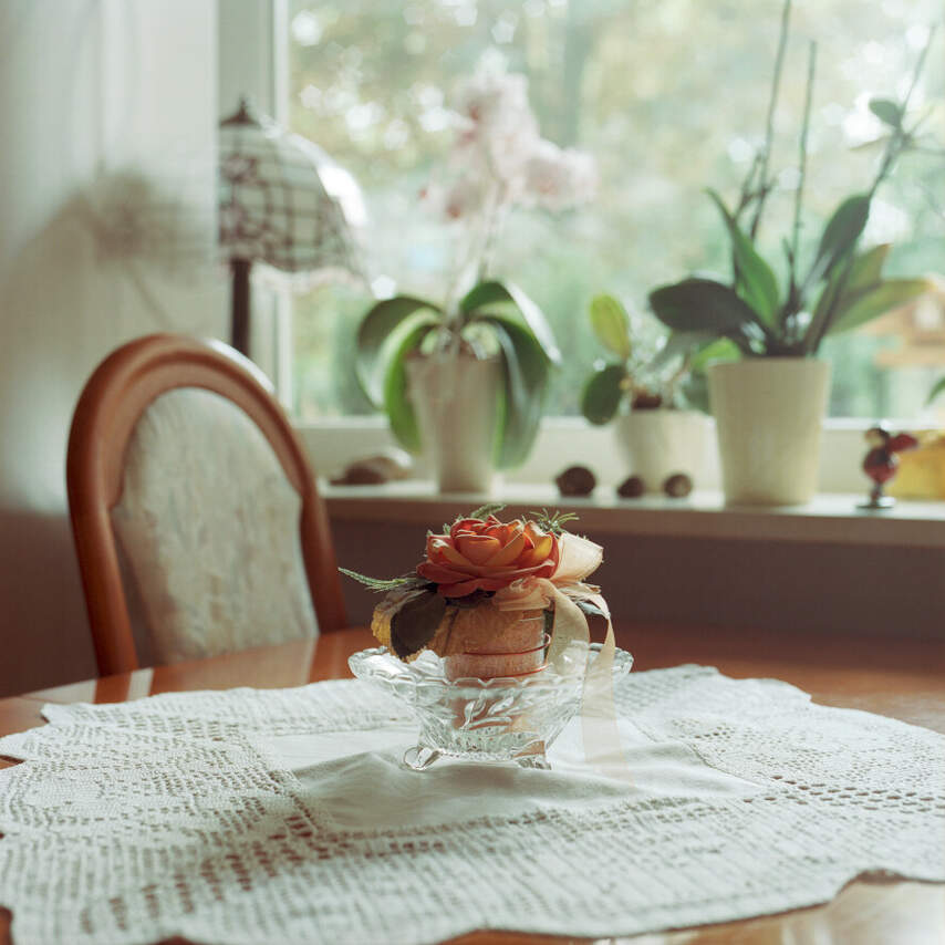 Die Besucherin/ Tisch mit Stoffblume