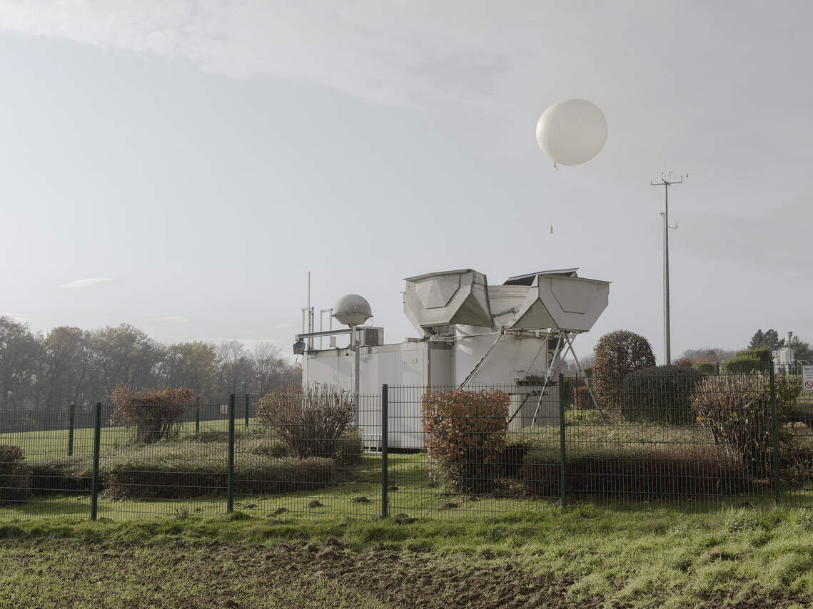Am Standort Essen-Bredeney des Deutschen Wetterdienstes (DWD) starten im 12-Stunden-Takt Wetterballone zur Erfassung von Wetterdaten. Die gesammelten Daten dienen den nahgelegenen Flughäfen in Mülheim a.d. Ruhr und in Düsseldorf.