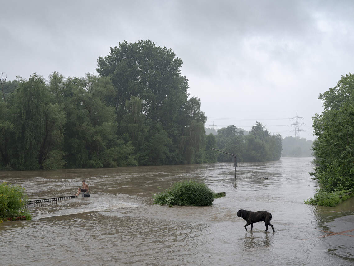 In Bochum-Dahlhausen mussten im Zuge des Hochwassers rund 2.500 Menschen aus ihren Häusern evakuiert werden. Zu Spitzenzeiten lag der Pegel bei knapp 7 Metern. Normalerweise misst dieser einen Pegel von etwa 2,5 Metern.