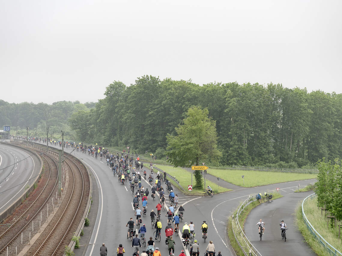 Etwa 3.000 Fahrradfahrende versammelten sich am 7. Juni 2021 in Dortmund, um auf den B1 und B54 zu demonstrieren. Die Demonstrierenden forderten unter anderem eine zügigere Mobilitätswende, wie auch einen schnelleren Ausbau des Radschnellweges Ruhr.