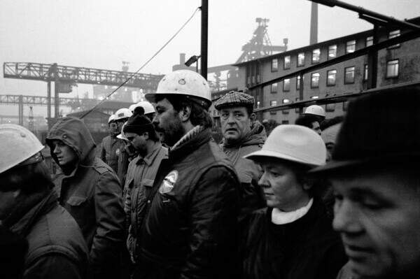  Streikende Stahlarbeiter im Hafen des Kruppstahlwerks warten auf eine Fähre um über den Rhein zu einer Kundgebung gebracht zu werden