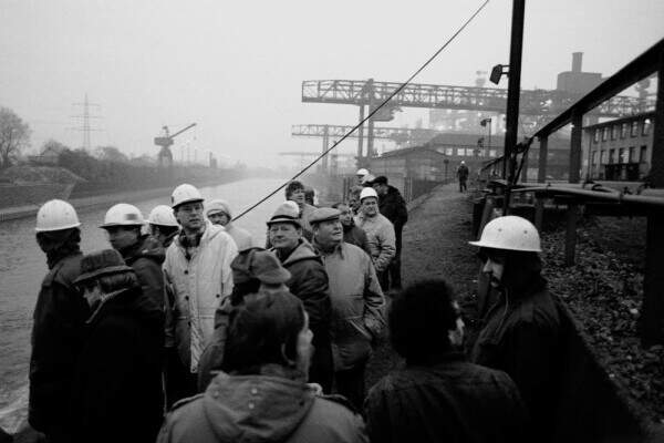  Streikende Stahlarbeiter im Hafen des Kruppstahlwerks warten auf eine Fähre um über den Rhein zu einer Kundgebung gebracht zu werden