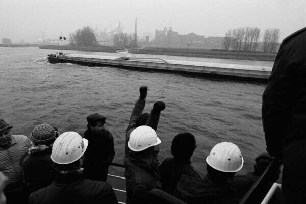 Streikende Stahlarbeiter auf dem Weg zu einer Kundgebung auf dem Rhein