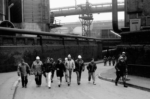 Stahlarbeiter auf dem Gelände vom Stahlwerk Rheinhausen
