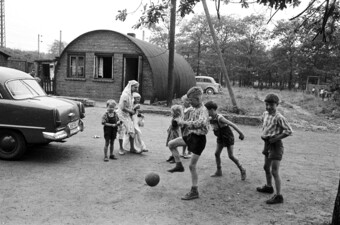 Ballspielen vor einer "Nissenhütte", Ortsteil Rauxel
