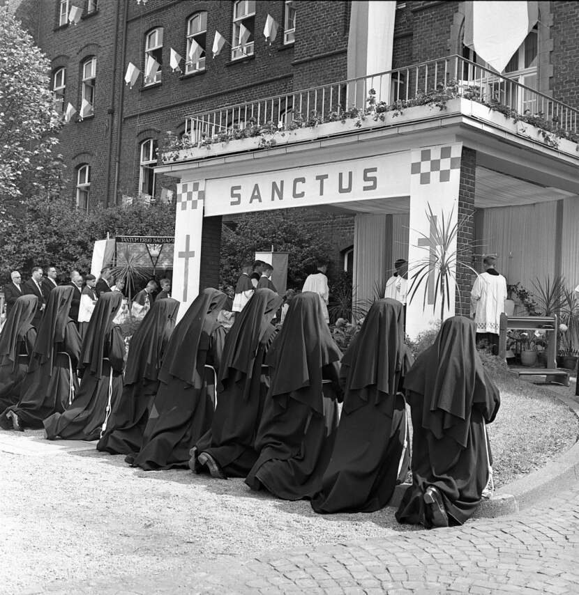 Fronleichnamprozession mit dem Altar vor dem St. Rochus Hospital, Salzkottener Nonnen