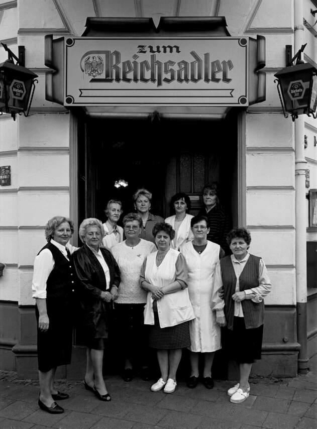 Frauen Reichsadler, Mimi mit ihren Kellnerinnen. Der Reichsadler war wichtiger Treffpunkt während des Stahlarbeiterkampfes bei Krupp in Rheinhausen