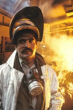  Ein türkischer Stahlarbeiter am Hochofen bei ThyssenKrupp.