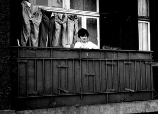 Junge auf dem Balkon