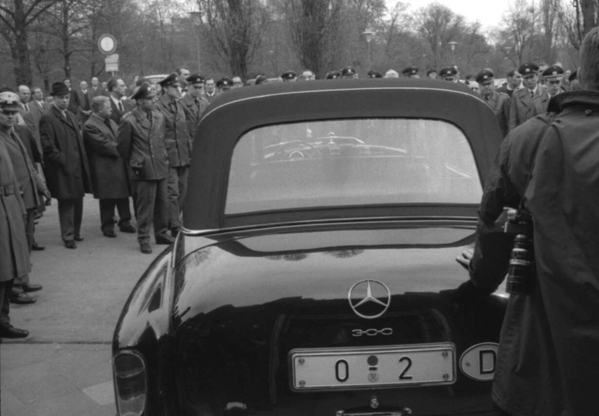 Das Auto des Bundeskanzlers Kurt Georg Kiesinger vor der Westfalenhall