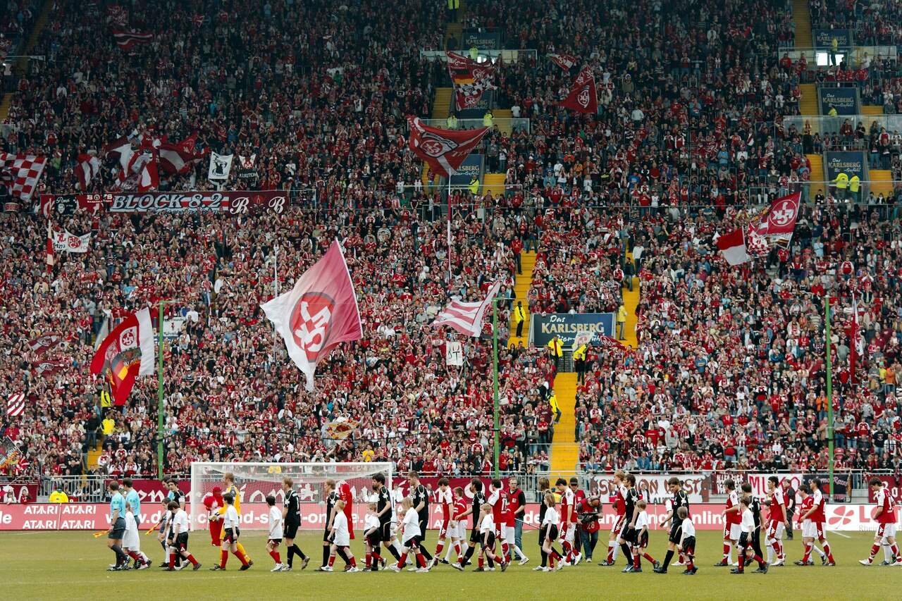 Einlaufen im Fritz-Walter-Stadion in Kaiserslautern. Keiner der Spieler hat bisher vor einer so großen Kulisse gespielt, im Stadion sind knapp 40000 Zuschauer. Das Spiel endet 1:1