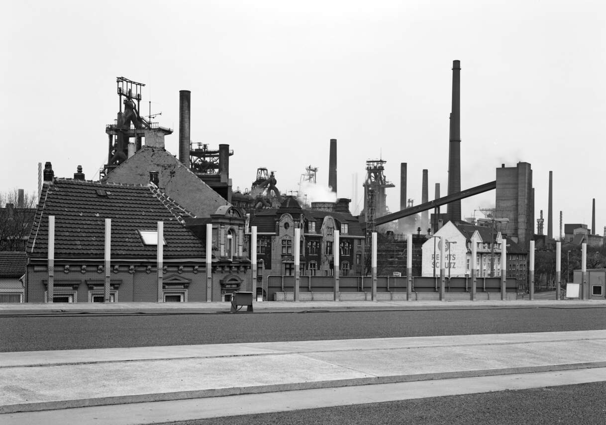 Blick von der A 42 (im Bau) auf Thyssen-Stahlwerk