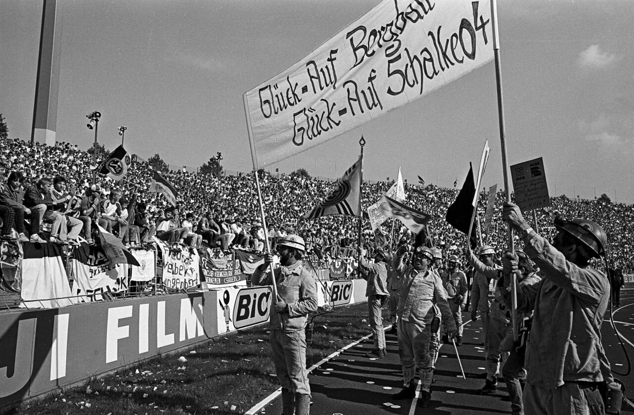  Bergarbeiter demonstrieren vor einem Bundesligaspiel des FC Schalke 04