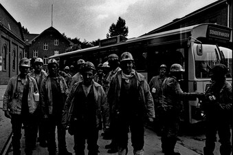 Bergarbeiter kommen zur Kundgebung auf auf Zeche Ewald