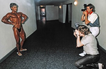 Posen für die Fotografen: Bodybuilder in Badelatschen hinter der Bühne des Saalbau