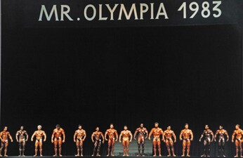 Bodybuilder-Olymp: Teilnehmer der "Mr. Olympia"-Wahl 1983 auf der Bühne in München. Dort, bei der Veranstaltung der International Federation of Bodybuilding & Fitness (IFBB), trafen sich die weltbesten Bodybuilder zum Wettkampf
