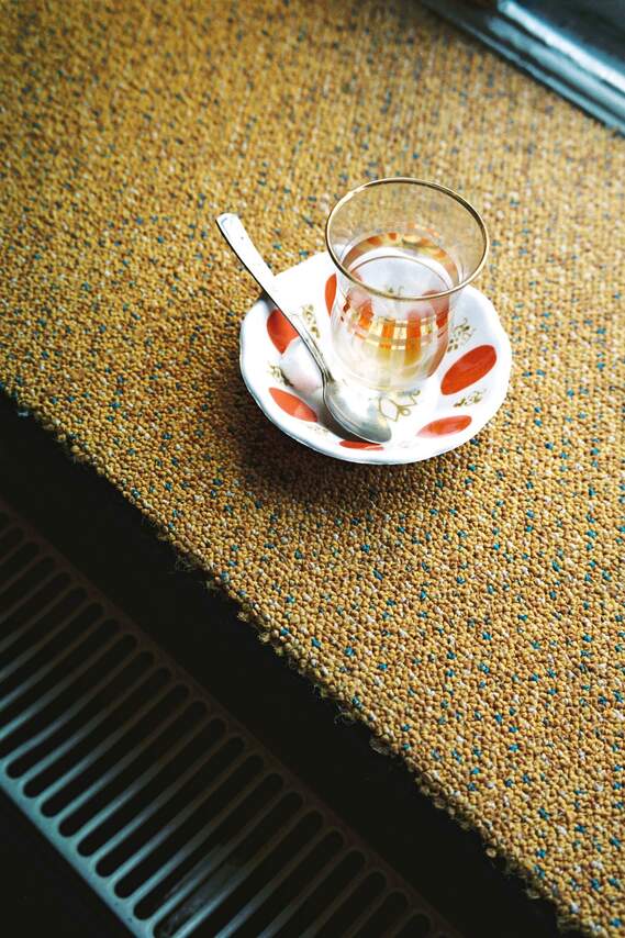 Tee auf Teppich