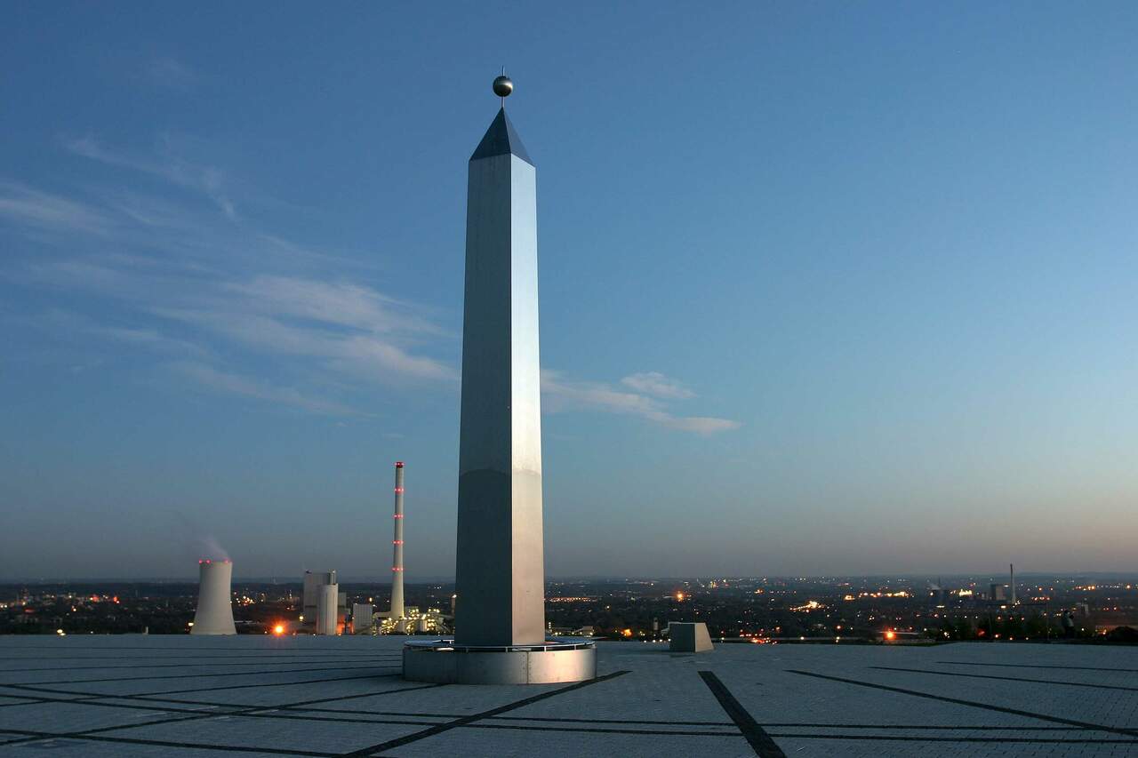 Obelisk mit Kraftwerk, Halde Hoheward