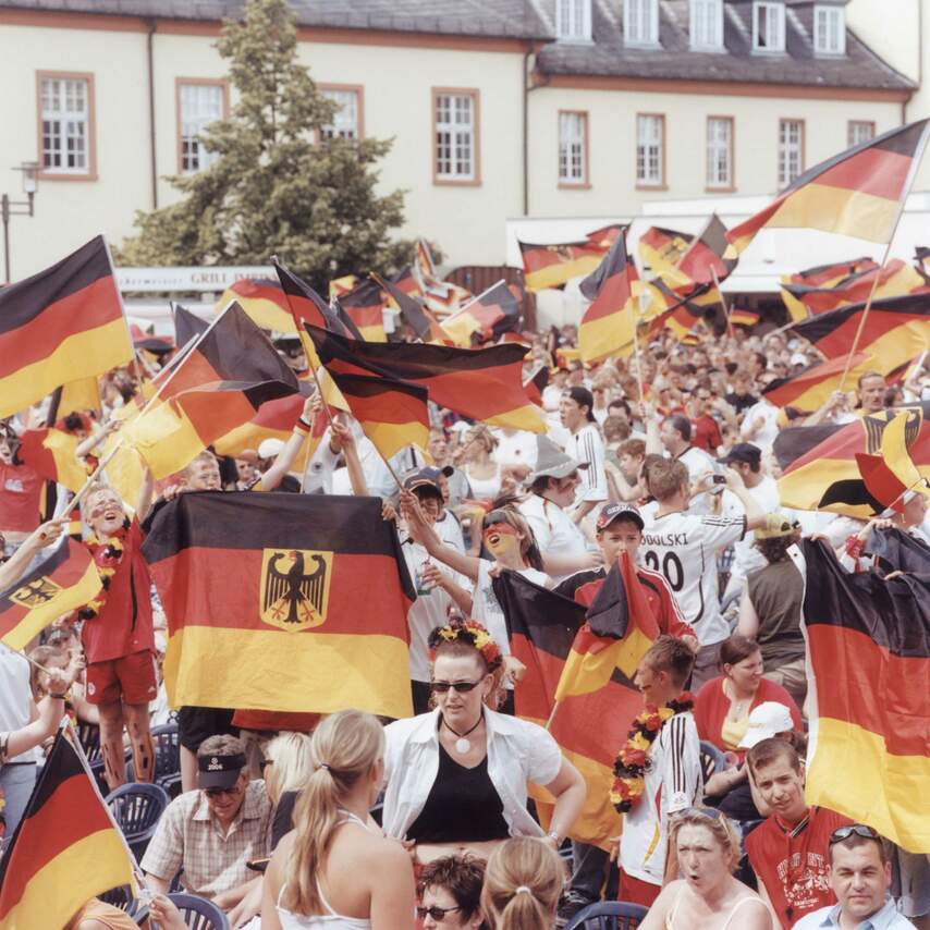 24. Juni, Unteres Schloss zu Beginn des Spiels Deutschland - Schweden in Siegen