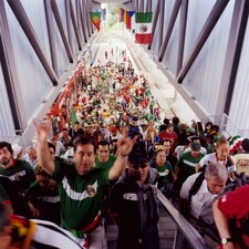 21. Juni, Aufgang an der Haltestelle zur Veltins-Arena vor dem Spiel Mexiko - Portugal
