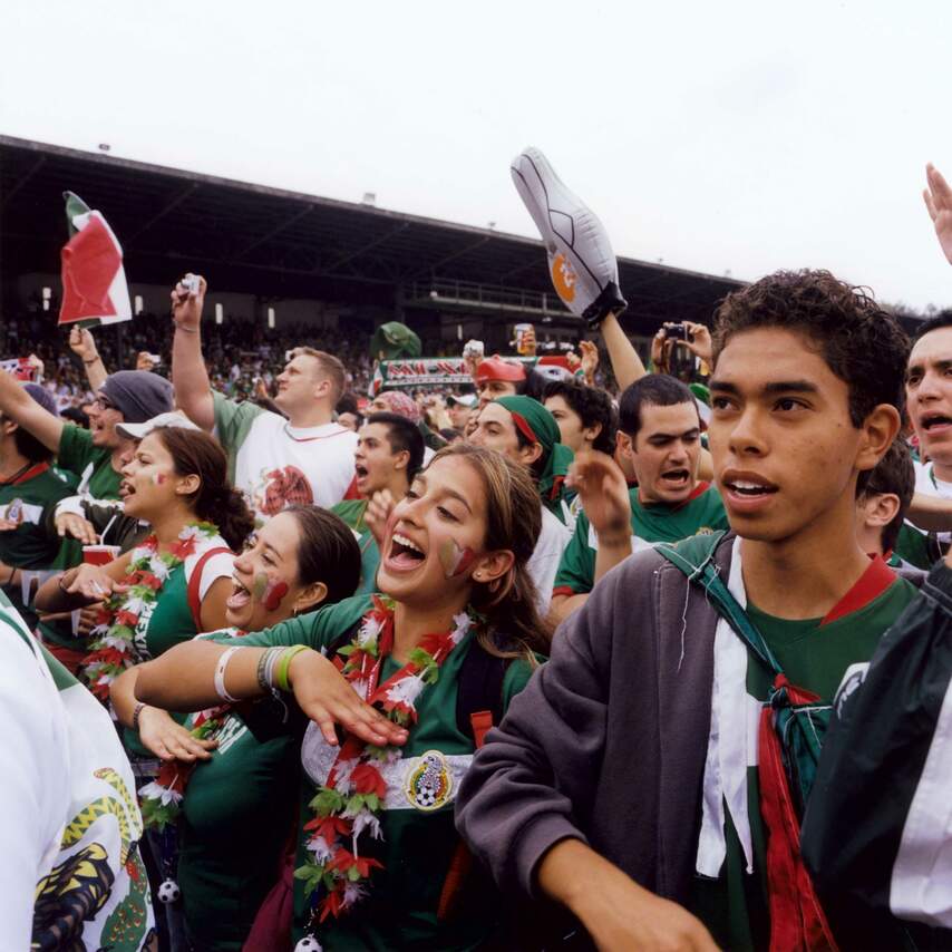 21. Juni, Mexikanische Fans in der Glückaufkampfbahn bei der Nationalhymne vor dem Spiel Mexiko - Portugal