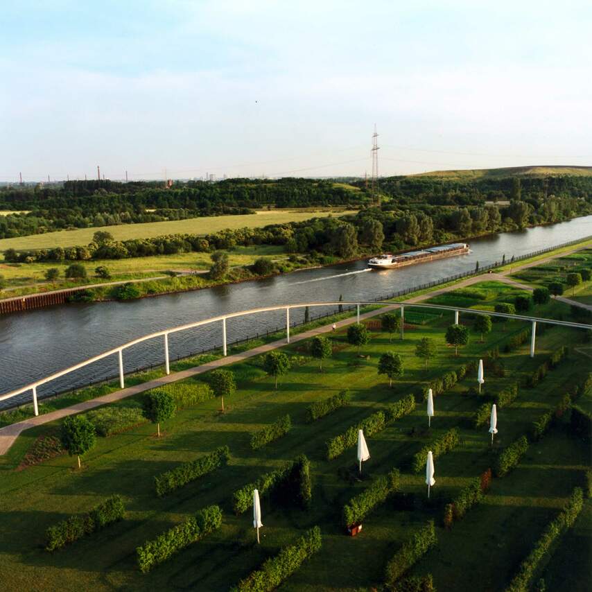 Nordsternpark, Blick über den Rhein-Herne-Kanal in den Essener Norden
