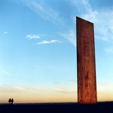 "Bramme fürs Ruhrgebiet", Stahlplastik von Richard Serra auf der Schurenbachhalde