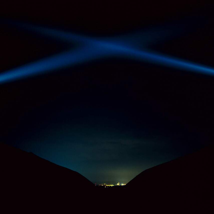  Lichtskulptur von Klaus Noculak auf der Halde Rungenberg mit Blick auf Essen